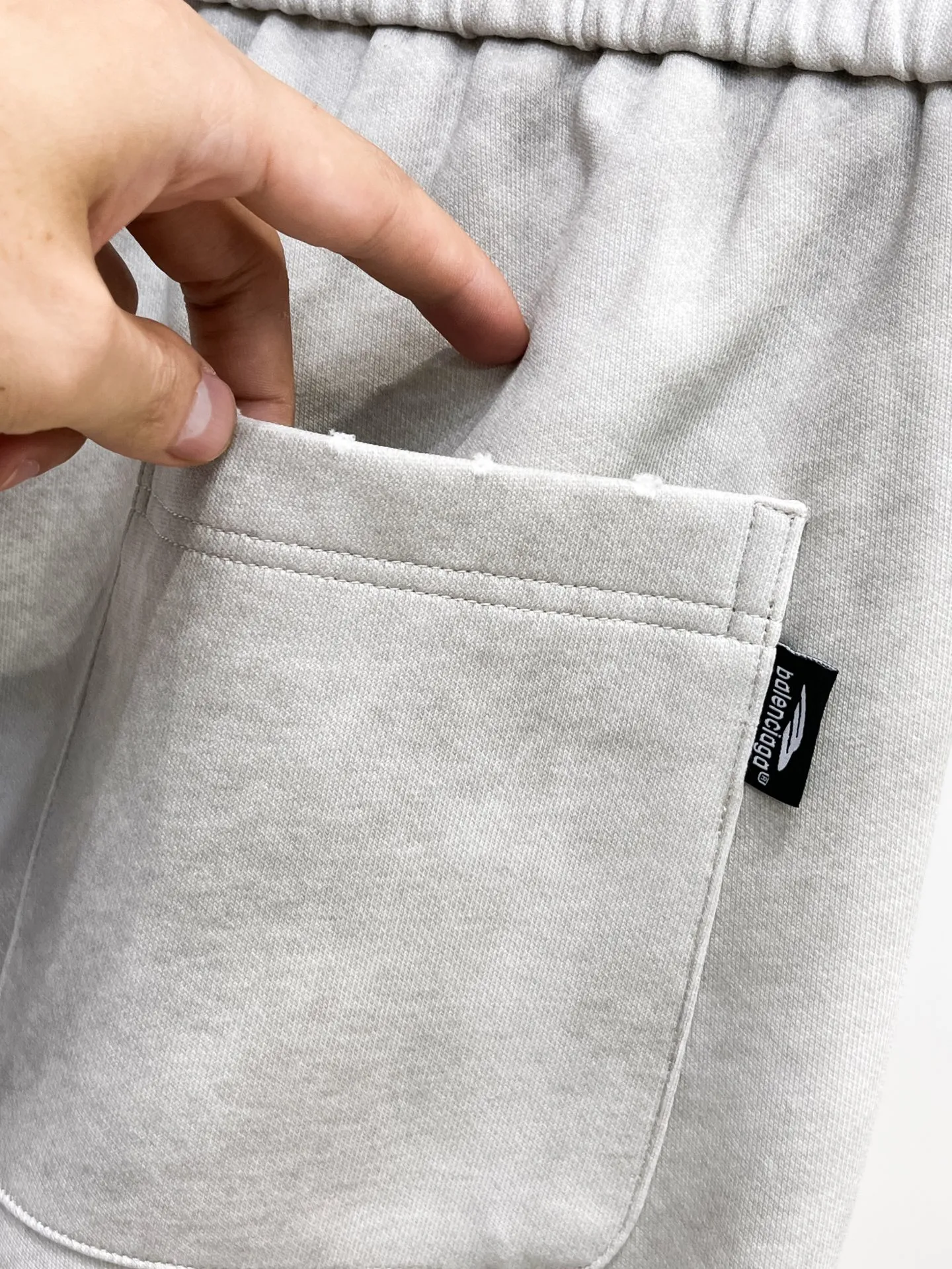 Balenciaga 🆕2026 Autumn and Winter New Arrival Casual Pants! The official website will be released simultaneously. Brand Classic LOGO casual pants, customized fabrics, excellent comfort and strong touch. Highly recognisable, perfect appearance and craftsmanship. Size:M-3XL